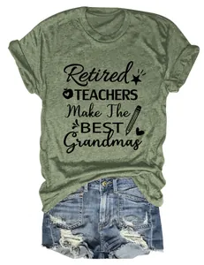 Detalle de la camiseta verde Retired Teachers Make The Best Grandmas y shorts de mezclilla
