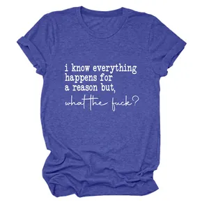 Gros plan d'un t-shirt bleu à col rond avec l'imprimé 'i know everything happens for a reason'