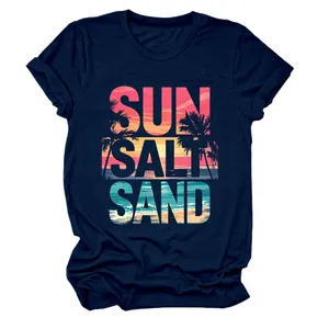Dettaglio della t-shirt blu scuro da donna con stampa grafica colorata SUN SALT SAND