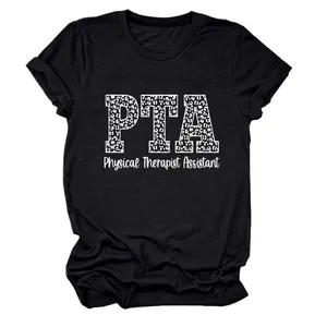 Primer plano detallado de la camiseta negra PTA Physical Therapist Assistant con leopardo