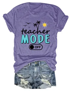 Vista detallada del estampado gráfico 'Teacher Mode Off' en una camiseta morada vigoré