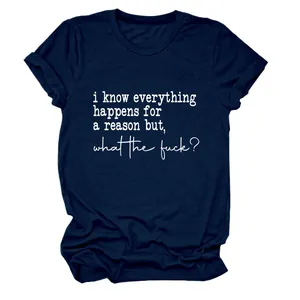 Gros plan sur l'impression du slogan humoristique sur un t-shirt bleu foncé pour femme