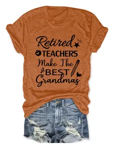 Detalle de la camiseta naranja de cuello redondo 'Retired Teachers Make The Best Grandmas'.
