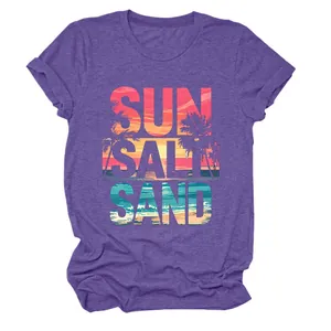 Primo piano della maglietta viola con vivace stampa grafica sun salt sand al tramonto