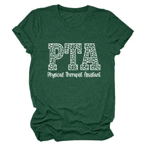 Detalle del estampado PTA Physical Therapist Assistant en camiseta de leopardo verde