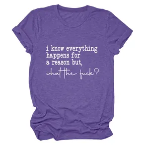 Vue détaillée du t-shirt violet pour femme avec un slogan blanc humoristique imprimé.