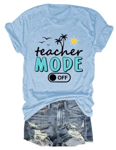 Vista detallada del gráfico 'teacher MODE OFF' en una camiseta de verano azul claro de mujer