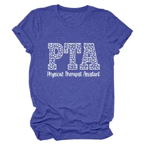 Detalle de la camiseta PTA Physical Therapist Assistant en violeta jaspeado con leopardo