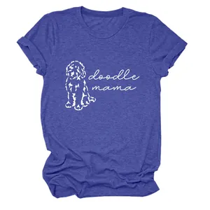 Vue détaillée du graphique 'doodle mama' blanc sur un t-shirt violet