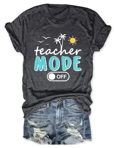 Detalle de esta camiseta de verano con estampado teacher MODE OFF, palmeras y sol