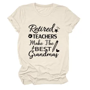 Primer plano de la camiseta Retired Teachers Make The Best Grandmas en color crema.