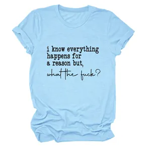 Détail du slogan sur un t-shirt à manches courtes et col rond pour femme bleu clair