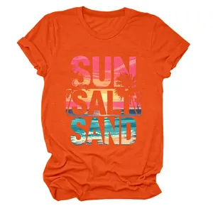 Dettaglio della stampa grafica Sun Salt Sand su una t-shirt arancione girocollo
