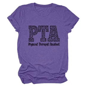 Primer plano del diseño PTA Physical Therapist en camiseta morada de cuello redondo