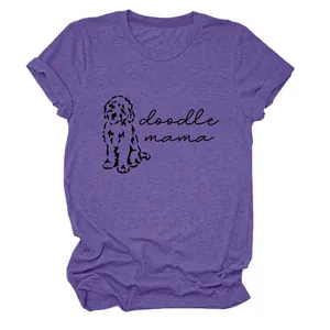 Vue détaillée de l'imprimé doodle mama sur ce t-shirt violet en coton pour femme