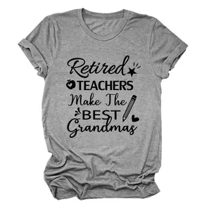 Detalle del estampado Retired Teachers Make The Best Grandmas en camiseta gris de mujer