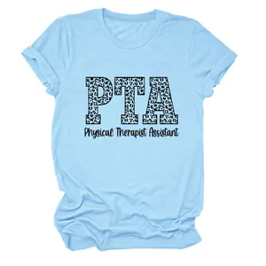 Detalle del estampado de Physical Therapist Assistant en camiseta azul claro