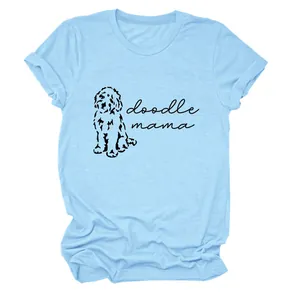 Vue détaillée de l'imprimé mignon chien Doodle Mama sur un t-shirt bleu clair