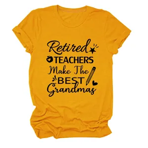 Vista detallada de camiseta amarillo mostaza con el diseño Retired Teachers Make Best.