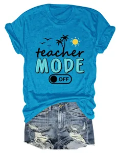 Primer plano del estampado gráfico de verano 'Teacher Mode Off' en una camiseta azul