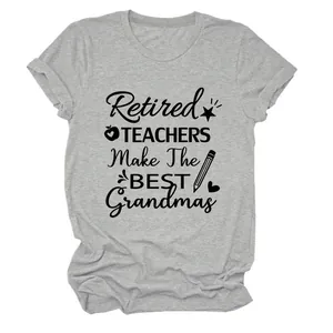 Detalle del estampado 'Retired Teachers Make The Best Grandmas' en camiseta gris