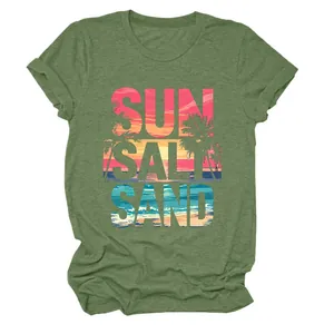 Dettaglio della t-shirt verde oliva con stampa grafica tropicale 'Sun Salt Sand'