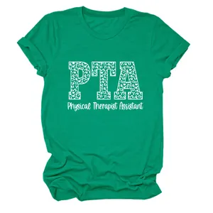 Detalle del gráfico PTA Physical Therapist Assistant de leopardo en una camiseta verde