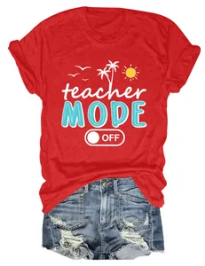 Detalle del diseño 'Teacher Mode Off' en camiseta roja de verano de manga corta para mujer