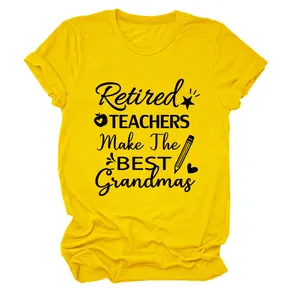 Vista detallada del estampado 'Retired Teachers Make The Best Grandmas' en camiseta amarilla