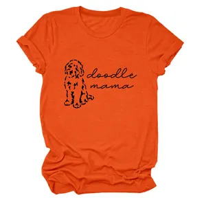 Détail d'un t-shirt orange à manches courtes avec un motif de chien doodle mama mignon