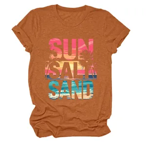 Dettaglio della stampa grafica Sun Salt Sand su t-shirt estiva da donna arancione.