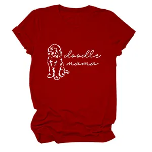 Vue détaillée du graphisme blanc doodle mama dog imprimé sur un t-shirt rouge