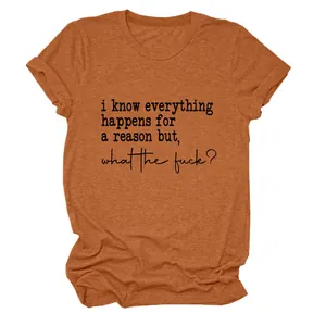 Détail du t-shirt orange pour femmes avec le slogan 'i know everything happens for a reason'