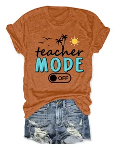 Detalle del estampado gráfico 'Teacher Mode Off' en una camiseta naranja de verano para mujer