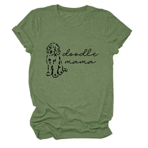 Gros plan sur un T-shirt vert olive avec motif de chien doodle et texte doodle mama.