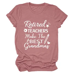 Vista detallada del estampado 'Retired Teachers Make The Best Grandmas' en camiseta malva.