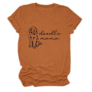 Détail du texte doodle mama noir et de l'illustration de chien sur un T-shirt orange rouille