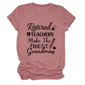 Primer plano del diseño 'Retired TEACHERS' en una camiseta malva de manga corta