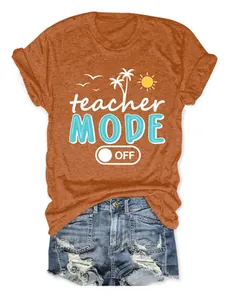 Primer plano del estampado 'Teacher Mode Off' en una camiseta de verano naranja