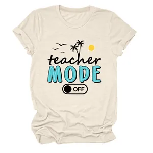 Vista detallada del estampado Teacher Mode Off en una camiseta de verano beige con cuello redondo