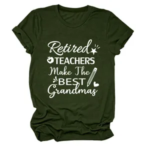 Camiseta verde oscuro con estampado blanco 'Retired Teachers Make The Best Grandmas'.