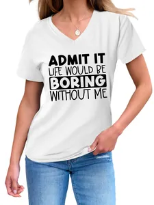 Κοντινό πλάνο γυναικείου λευκού T-shirt με λαιμόκοψη V και τύπωμα σλόγκαν κειμένου