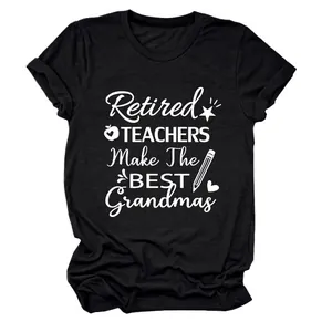 Camiseta negra de manga corta con frase Retired Teachers Make The Best Grandmas