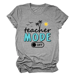 Vista detallada del gráfico teacher mode off en una camiseta gris de manga corta