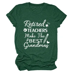 Detalle de la camiseta verde oscuro con el estampado Retired Teachers Make The Best Grandmas