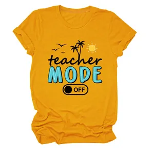 Detalle de una camiseta amarilla de manga corta con estampado 'Teacher Mode Off' verano