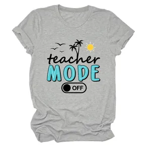 Primer plano del estampado 'teacher MODE OFF' en una camiseta gris de verano de cuello redondo