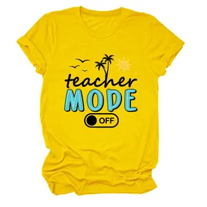 Vista detallada de una camiseta amarilla de mujer con el diseño Teacher Mode Off