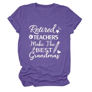 Detalle de camiseta morada con estampado "Retired Teachers Make The BEST Grandmas".