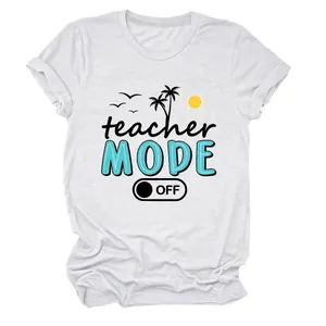 Vista detallada de camiseta blanca de algodón con gráfico de verano teacher MODE OFF